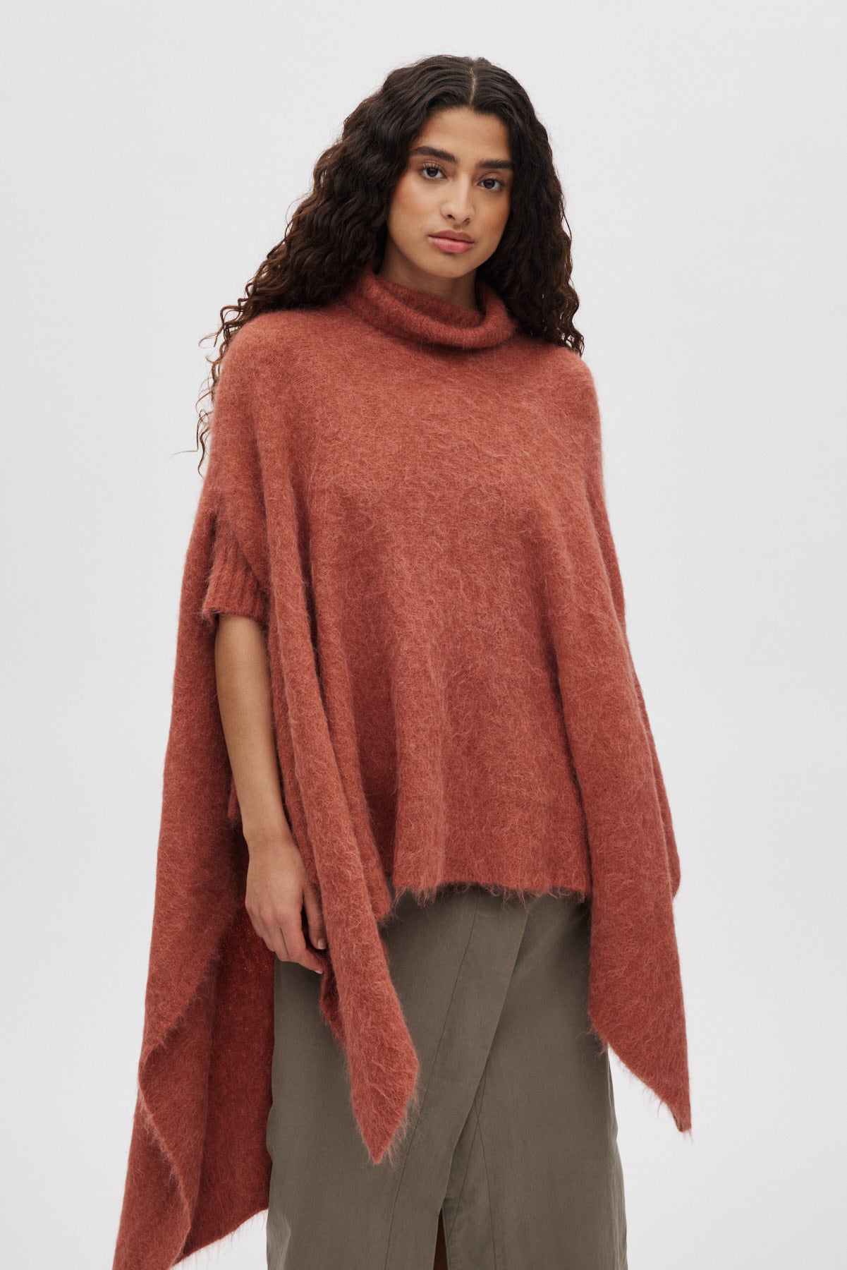 Dede - Fluffy knit poncho I Redwood