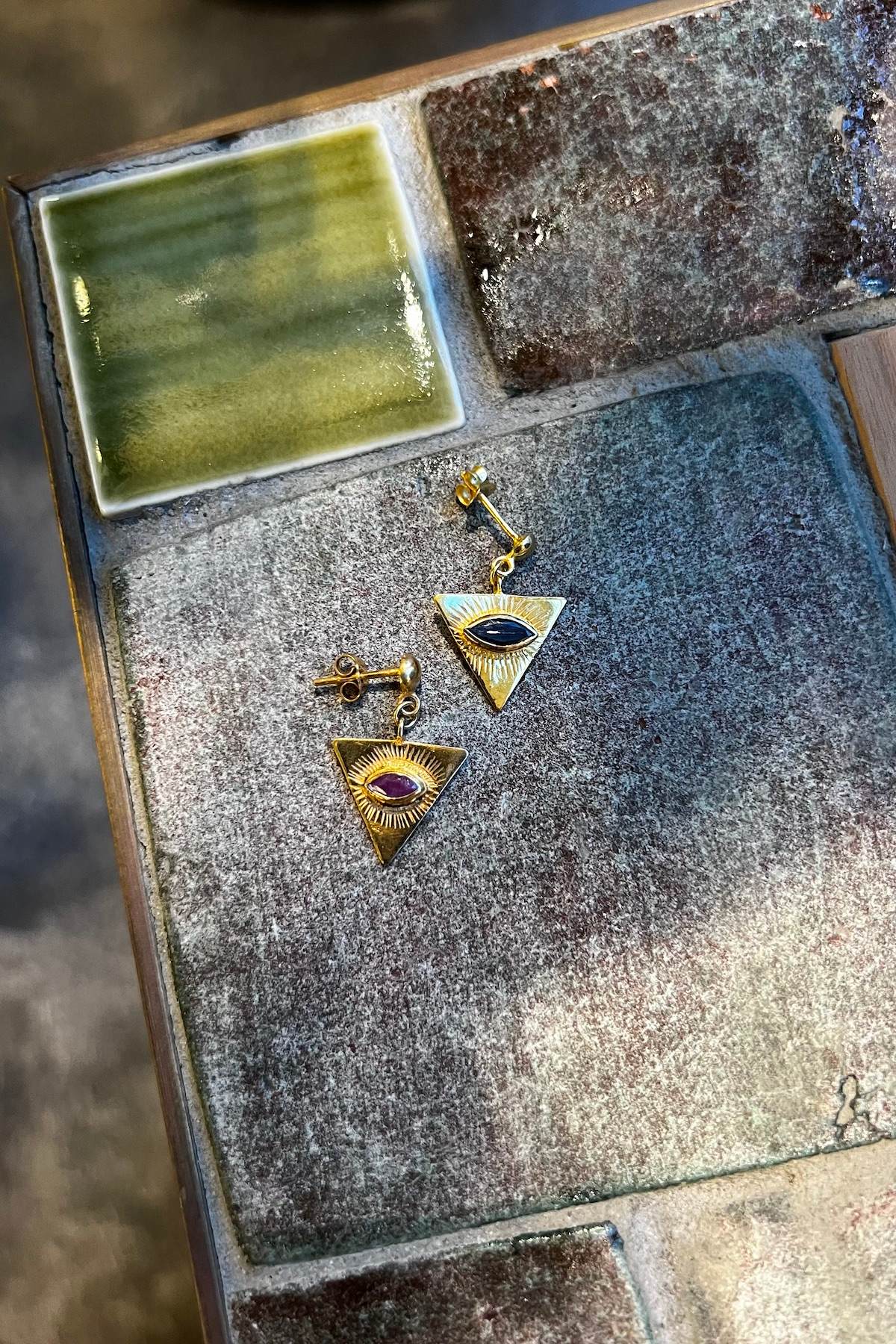 Gold Earstick w/ triangle eye pendant - Nafsu I Red Ruby