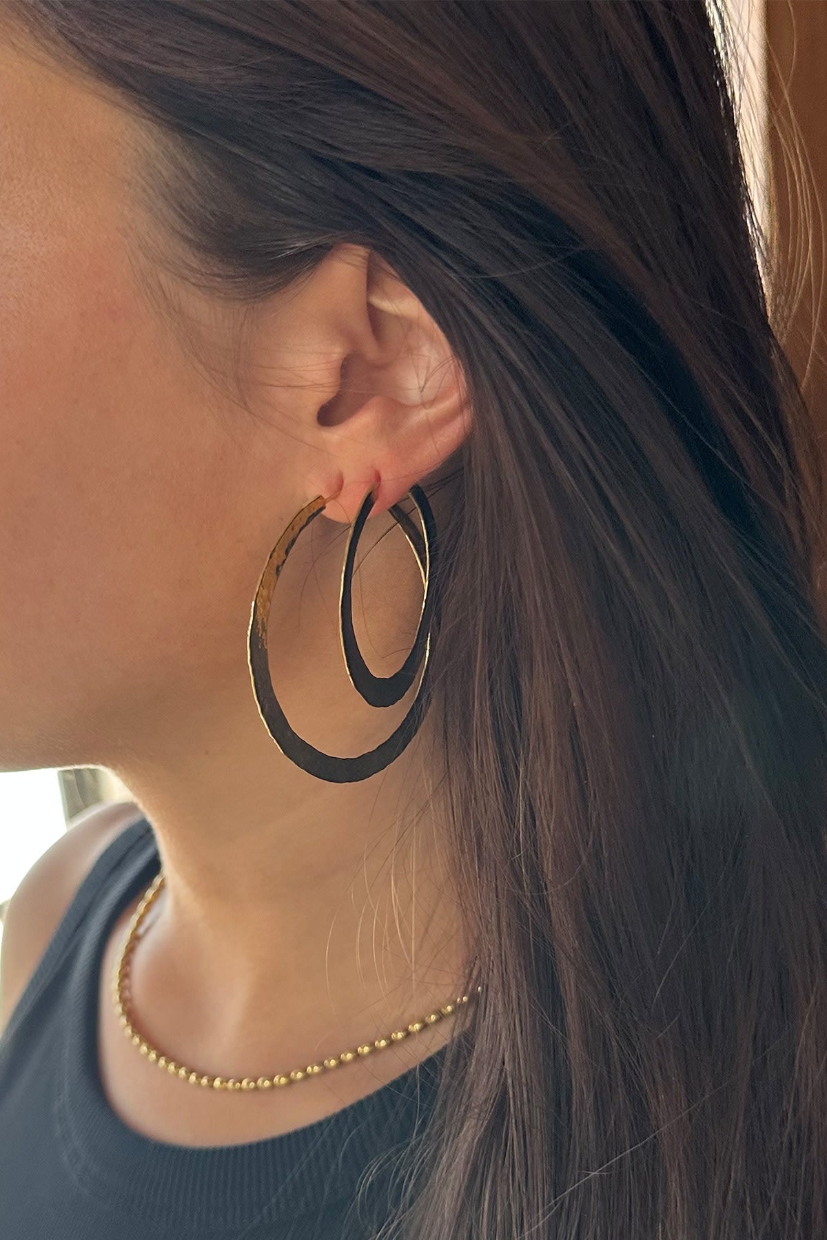 Nafsu - Gold plated hammered hoop L I Gold plated