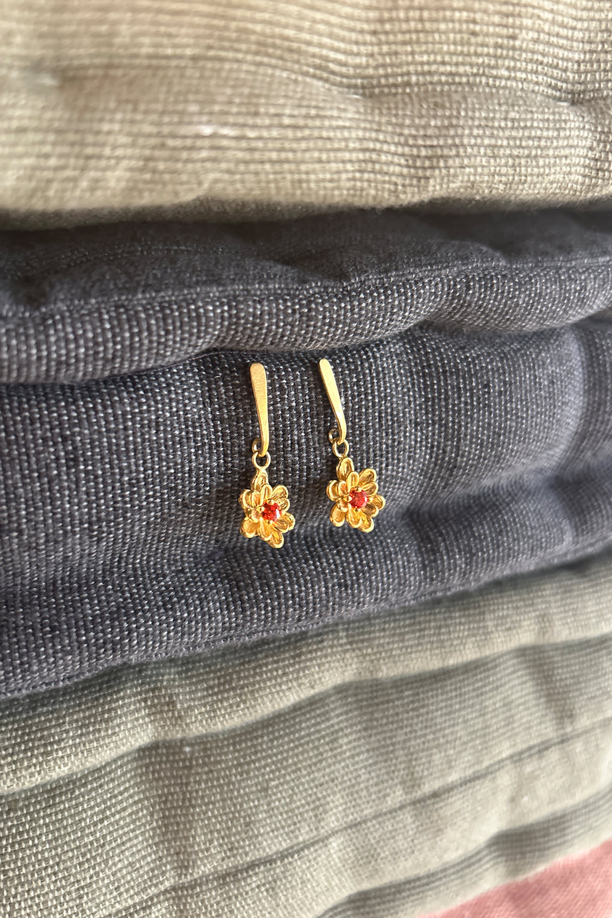 Stem Flower Stud - Nafsu I Gold w/ orange stone
