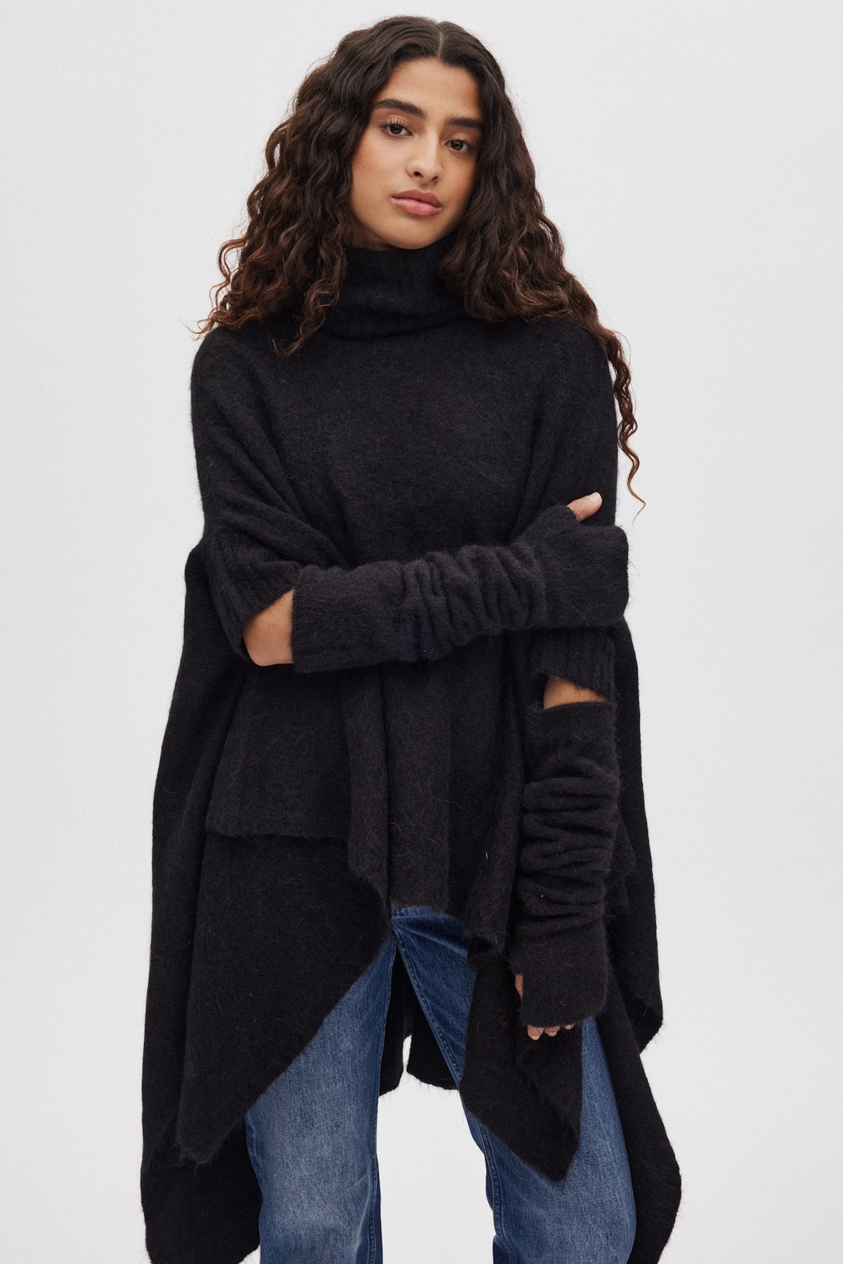 Dede - Fluffy knit poncho I Black