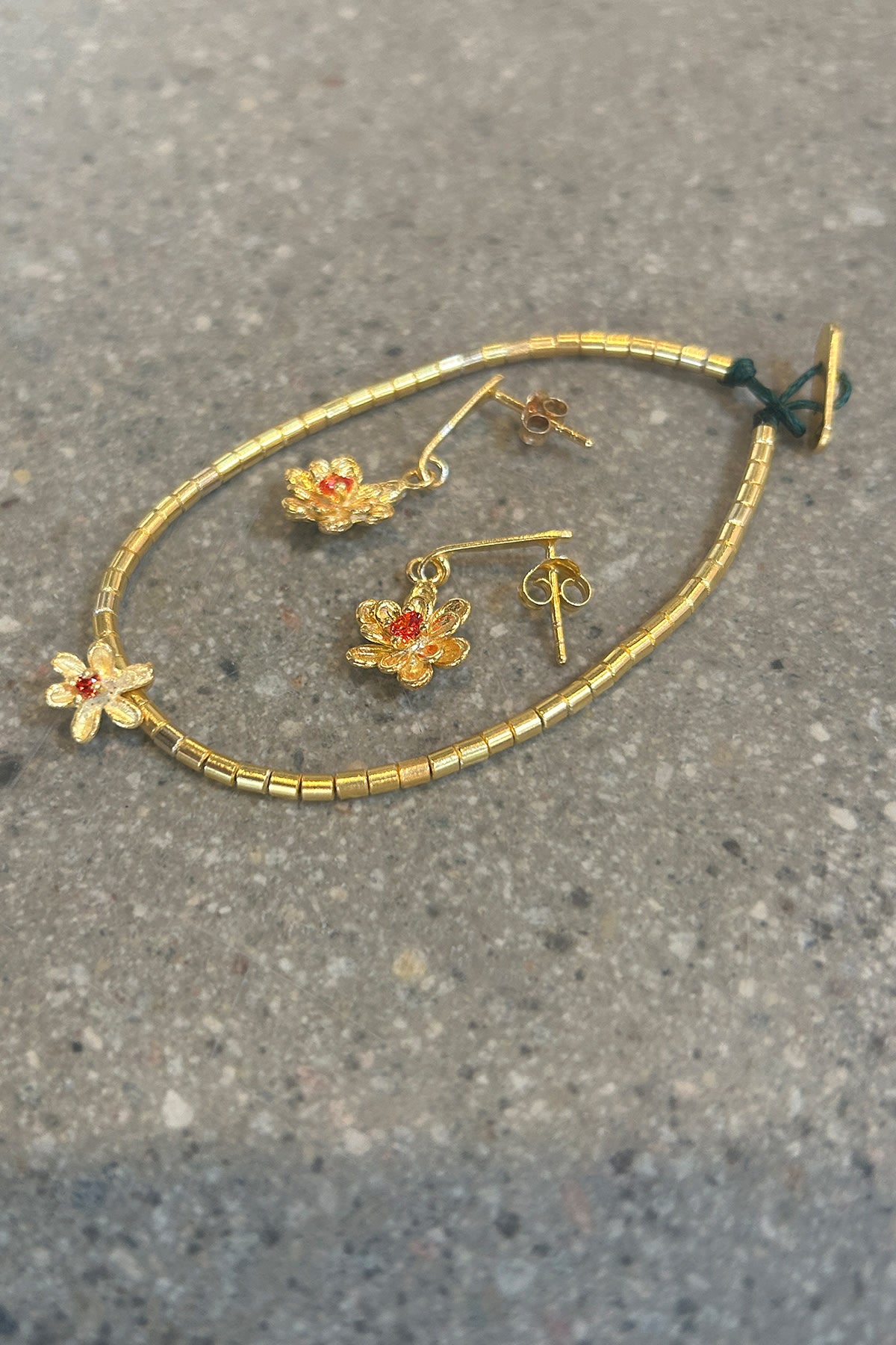 Tube Bead Flower Bracelet - Nafsu I Gold w/ orange stone