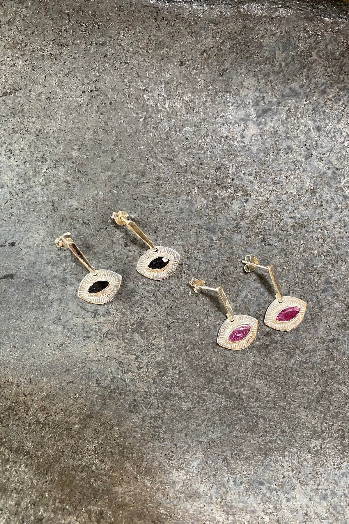 Nafsu - Gold plated earstick w/eye pendant I Red Ruby