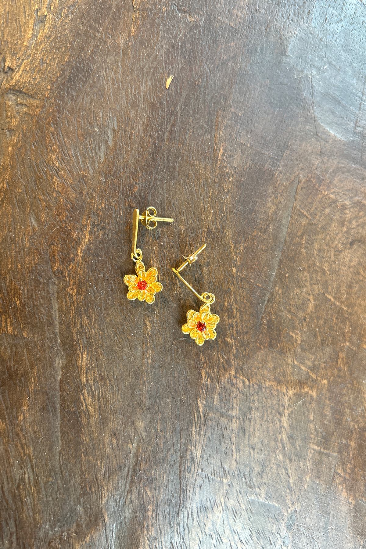 Stem Flower Stud - Nafsu I Gold w/ orange stone