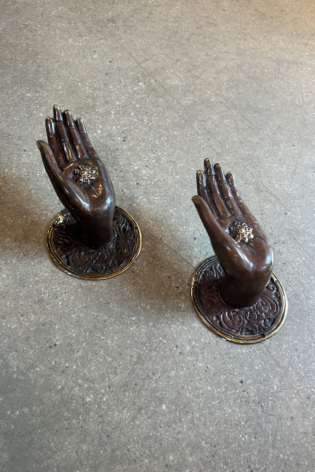 Decorative open hand - Hand I Dark Brass