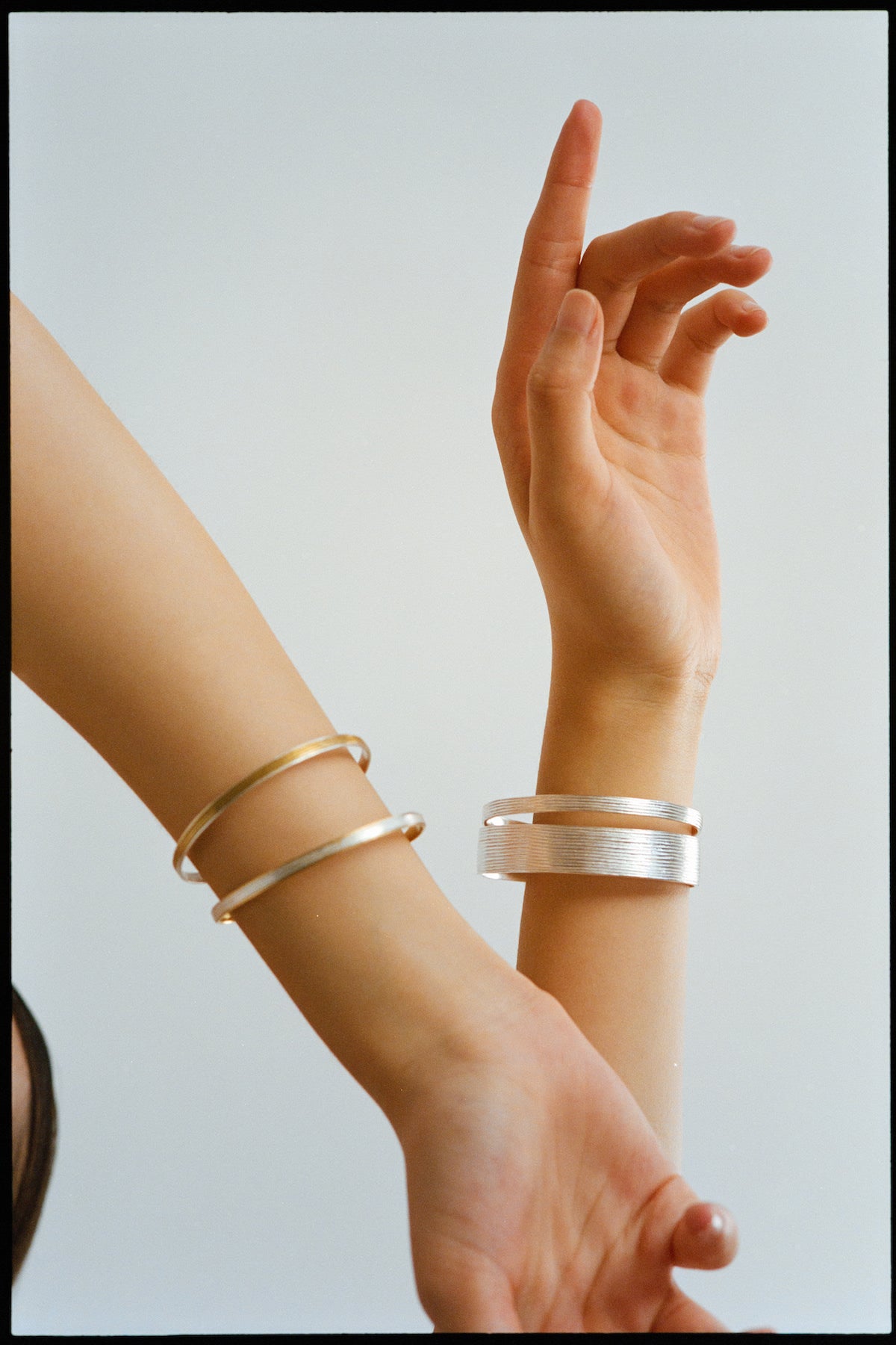 Slim hammered bracelet - Rabens Momento I Gold with Silver