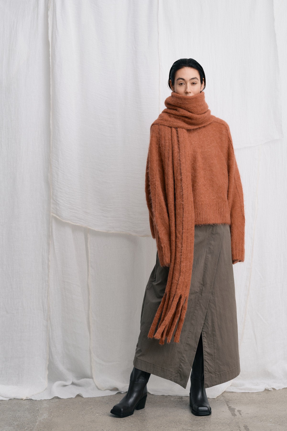 Emillia - Fluffy knit scarf I Redwood