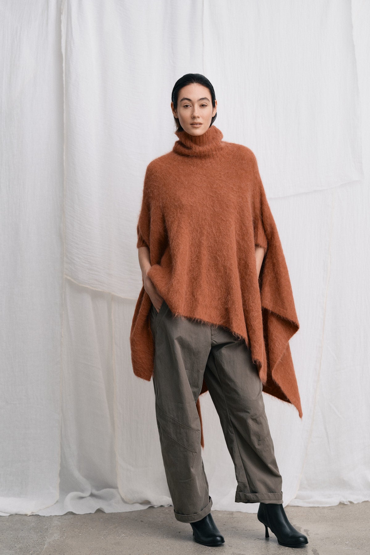 Dede - Fluffy knit poncho I Redwood