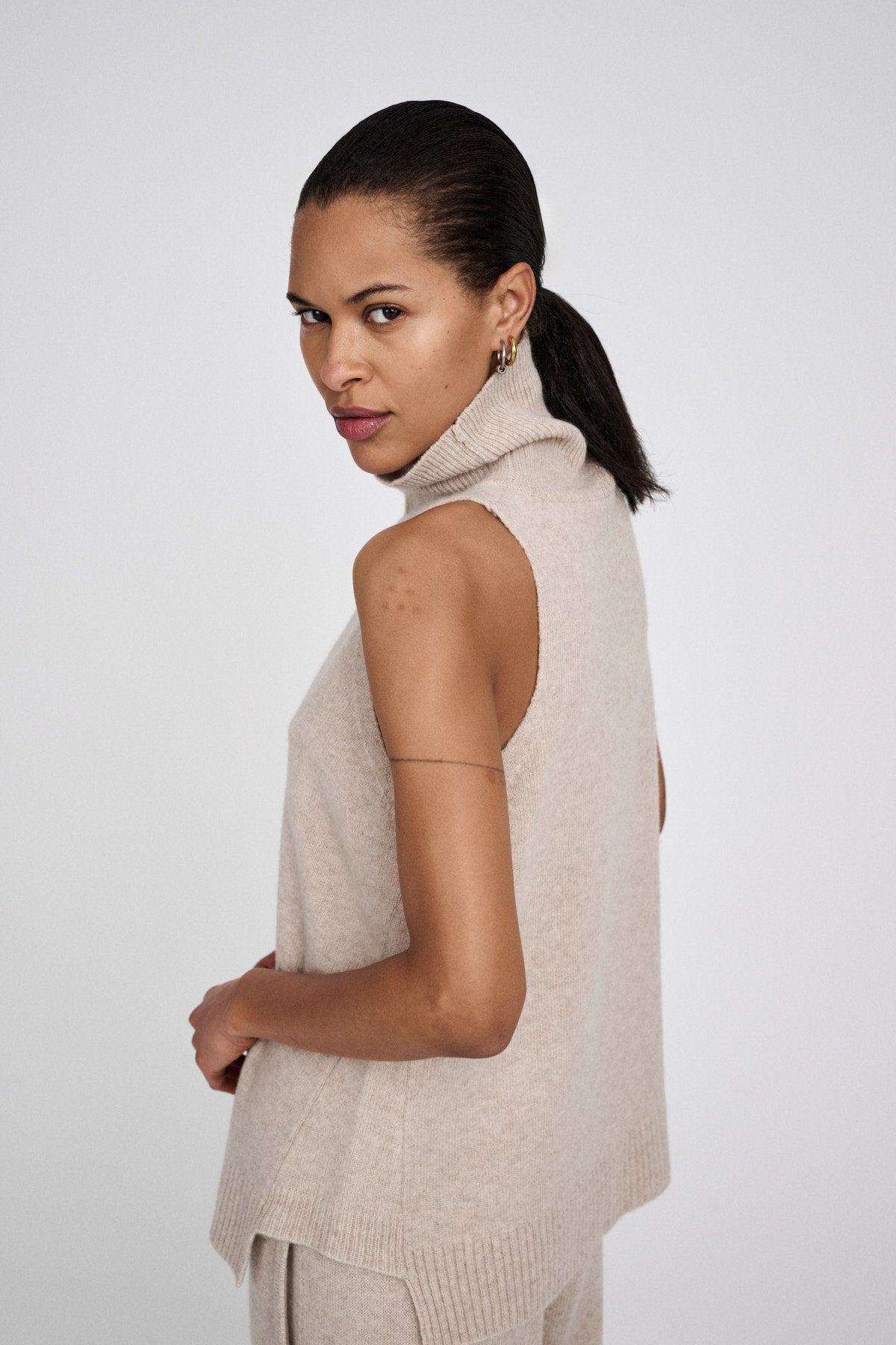 Diara - Pure wool funnel halter top I Oatmeal