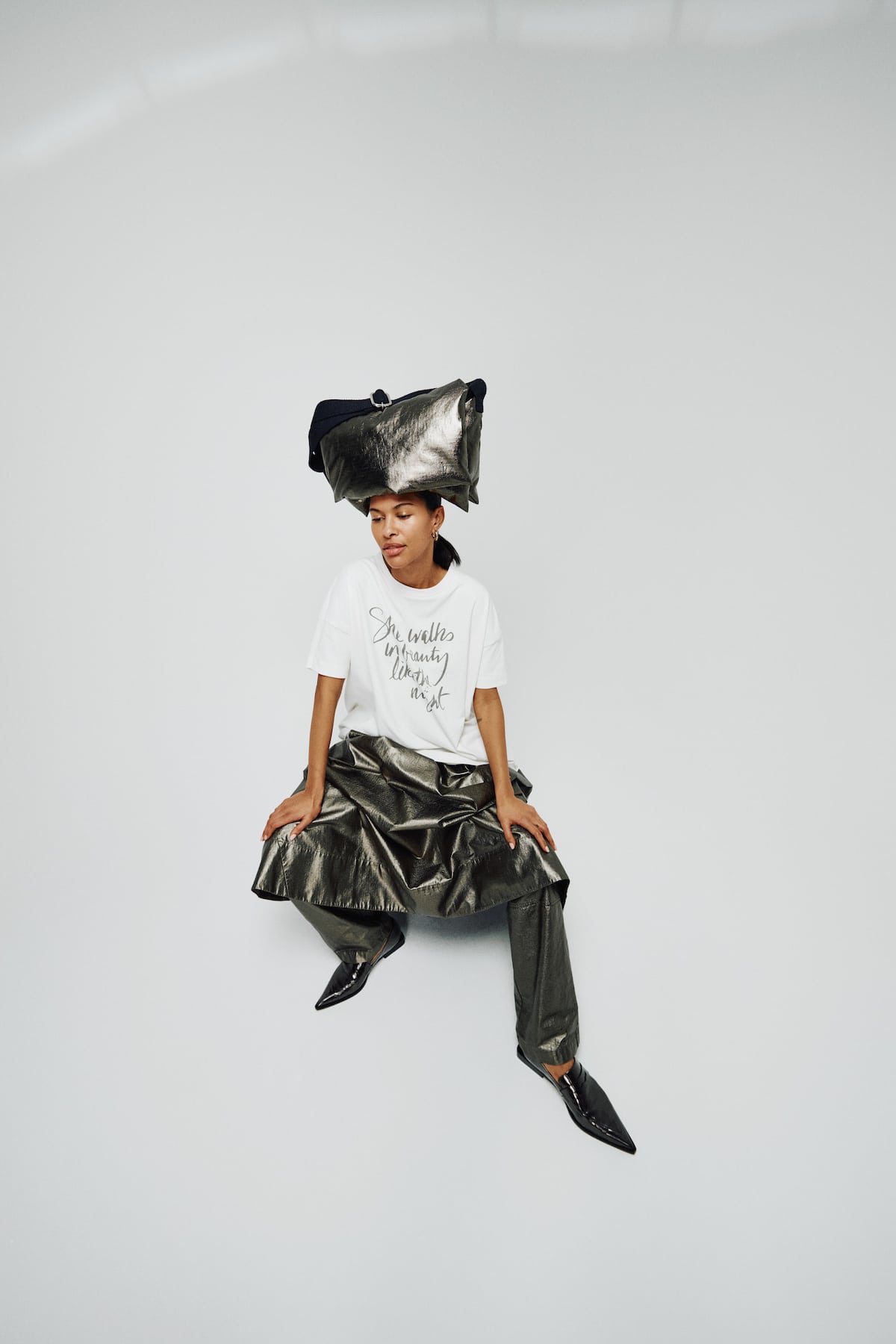 Pallavi - Foiled ripstop clutch I Metallic olive