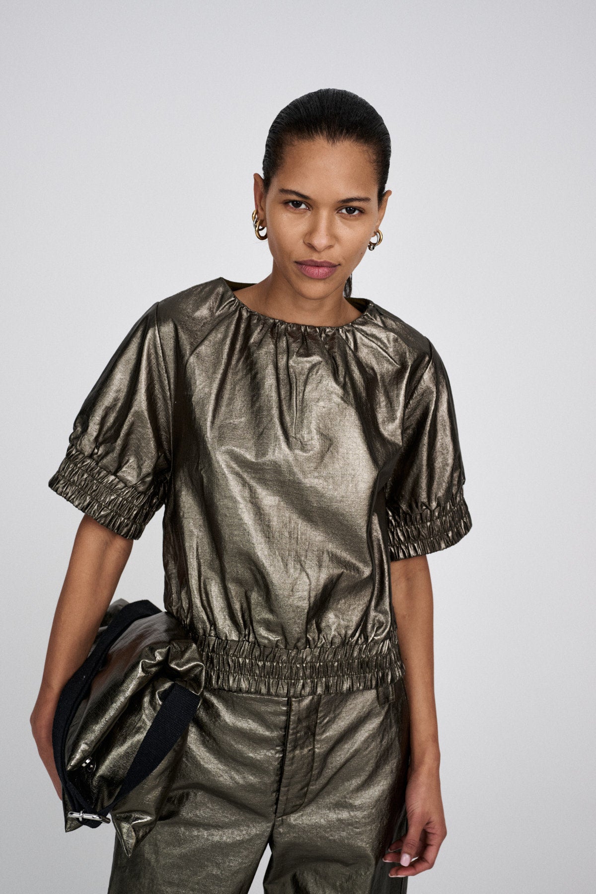 Pallavi - Foiled ripstop clutch I Metallic olive